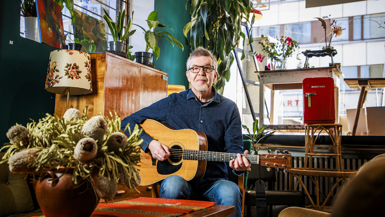 "Pidän älyttömästi siitä tunteesta, kun konsertti alkaa. Tykkään käydä eri puolilla Suomea, joka puolella, se on minulle tärkeää", lastenmuusikko Pentti Rasinkangas sanoo.