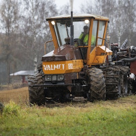Valmet 1502:sen valmistusmäärät jäivät vaatimattomiksi. Kannuksessa yksi valmistuneista traktoreista on kuitenkin edelleen aktiivikäytössä, tällä traktorilla on jyrsitty ja jyrsitään edelleen vuosittain paljon peltoa.