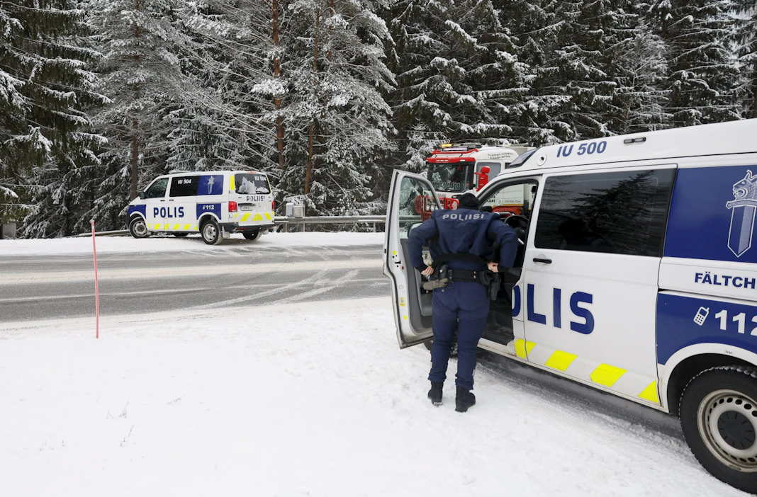 Poliisi sai tiedon liikenneonnettomuudesta lauantaina aamuyöllä ennen neljää. LEHTIKUVA / Roni Rekomaa.