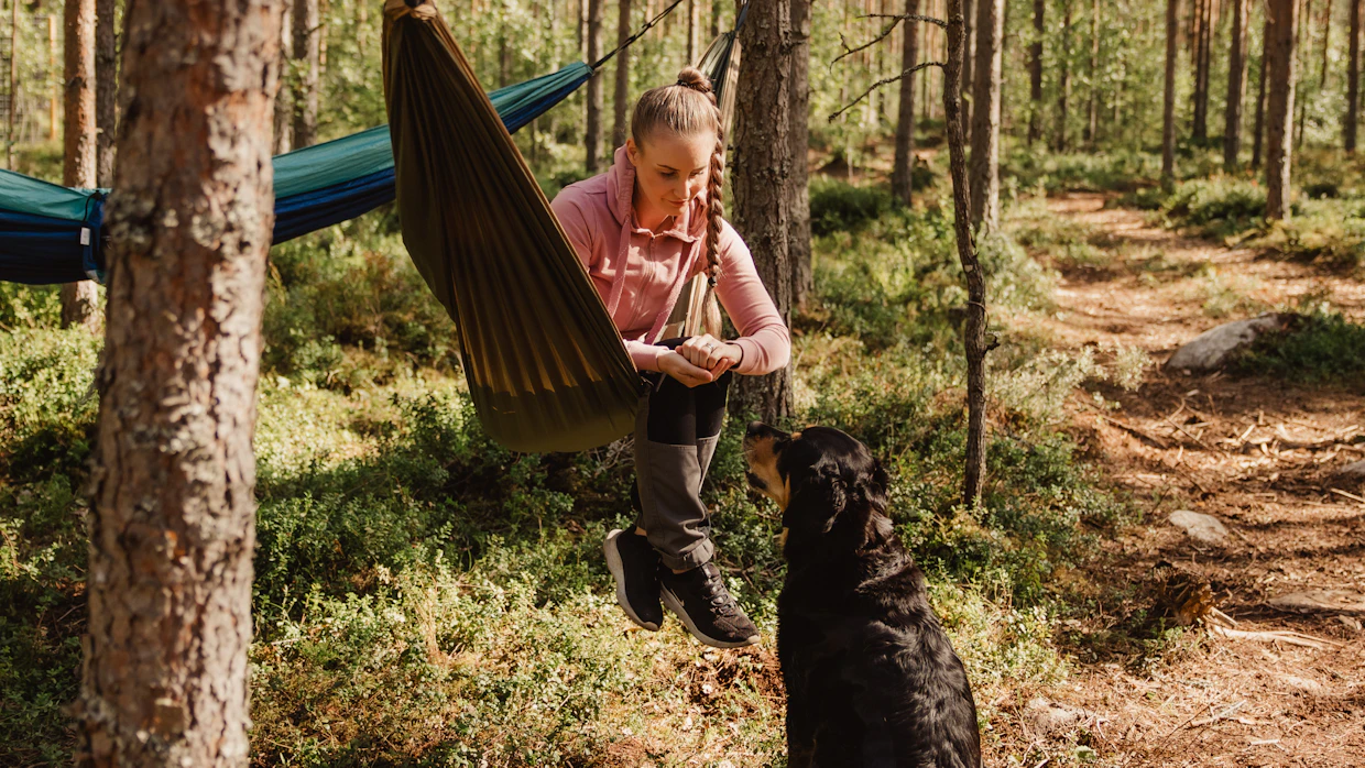 Koiralle vapaana touhuaminen on parasta liikuntaa ja samalla aivojumpaa, Sara Ala-Luoma sanoo.