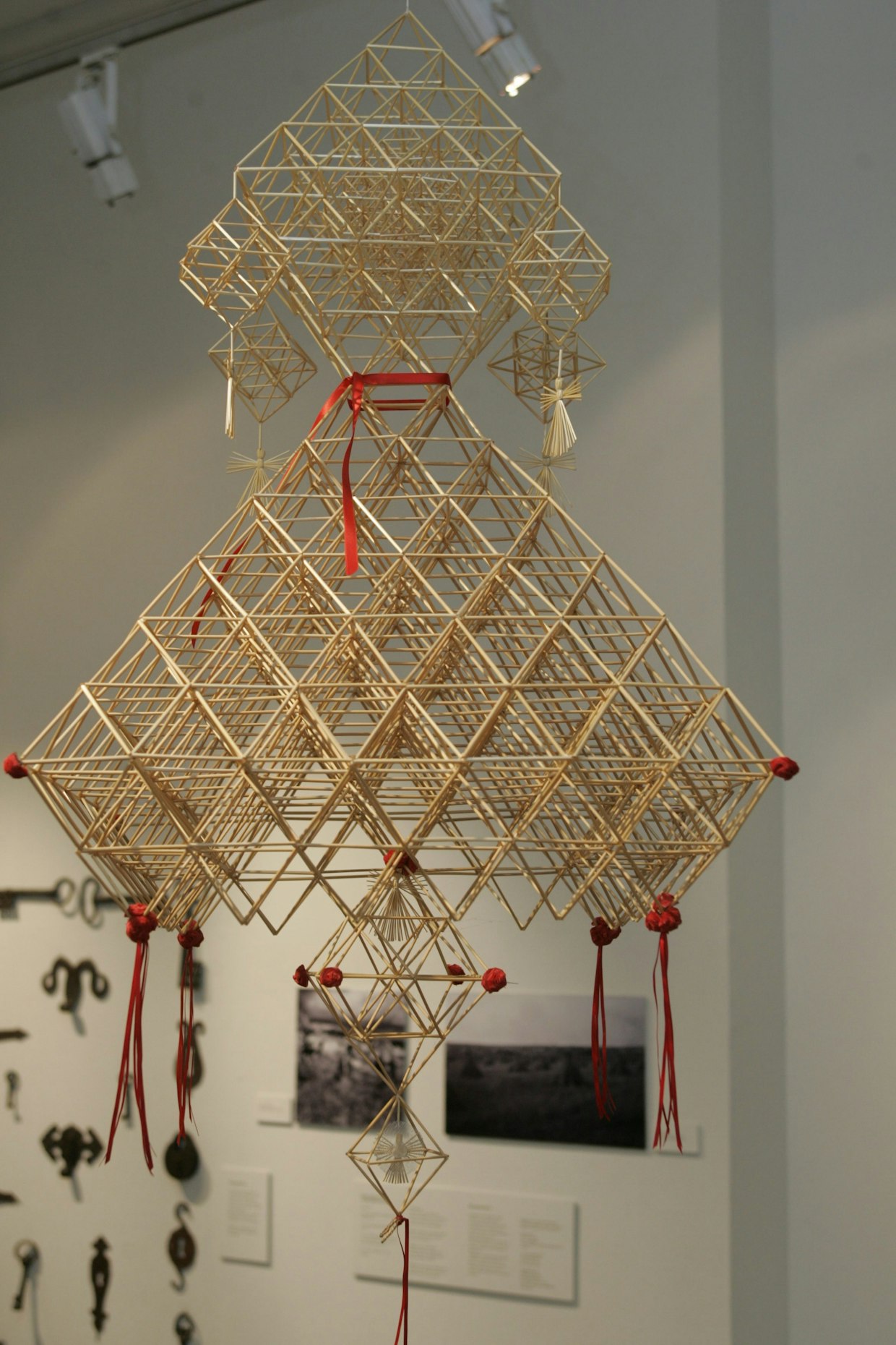 Himmeleitä voi valmistaa lukemattomia eri mallisia. Tämä koristi Helsingin Annantalon käsityönäyttelyä vuonna 2007.