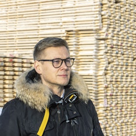 Matti Kylävainio odottaa, että sahateollisuuden parhaat päivät ovat edessä päin.