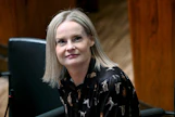 Valtiovarainministeri Riikka Purran (ps.) mukaan on "täysin älytöntä", että oppositio väittää hallituksen pimittävän säästöjä vaalien alla. SDP aikoo jättää välikysymyksen hallituksen sosiaali- ja terveysalaan sekä koulutukseen kohdistuvista säästöistä. LEHTIKUVA / Mikko Stig.
