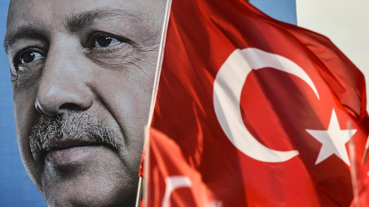 Turkin presidentti Recep Tayyip Erdogan on vaatinut Suomea ja Ruotsia luovuttamaan Turkin terroristeina pitämiä ihmisiä, ennen kuin Turkki hyväksyy maiden Nato-jäsenyydet. LEHTIKUVA/AFP. 