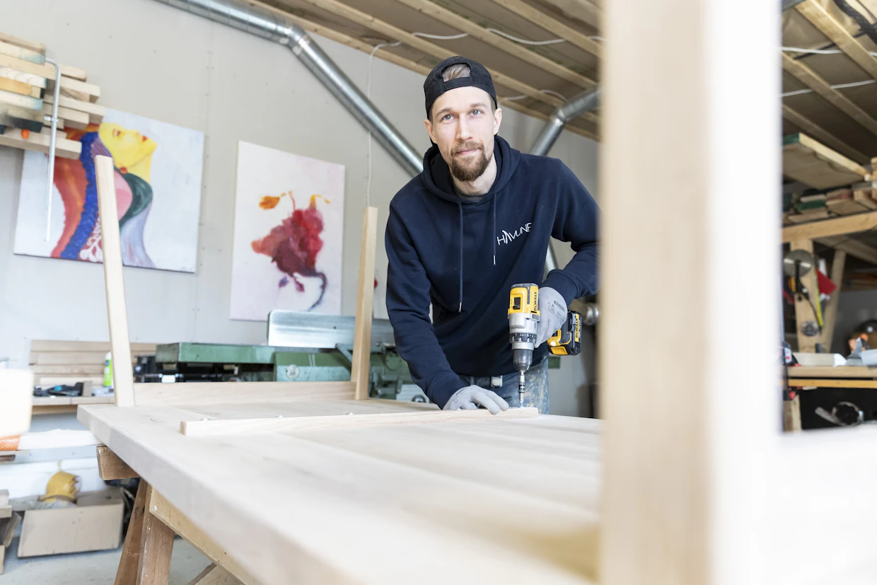 Verstaallaan Sauvula käyttää materiaalina pääasiassa tammea. Pienemmissä määrin mukana on myös saarnia, koivua sekä mäntyä.