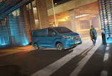E-Transit Customin ilmettä hallitsevat suuri etusäleikkö sekä keulan poikki kulkeva LED-valaistus. Auton valmistus käynnistyy vuoden 2023 toisella puoliskolla.