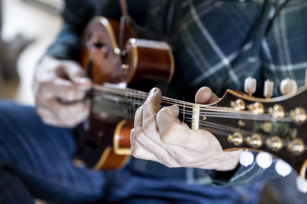 Teukkulan kylältä raikaa bluegrass ‒ Jussi Syren on amerikkalaisen  perinnemusiikin kansainvälisiä ykkösnimiä - Lukemisto - Maaseudun  Tulevaisuus