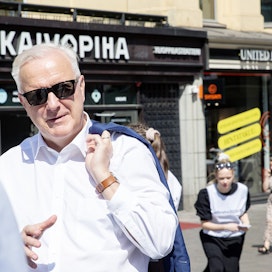 Presidentiksi ehdolla oleva Olli Rehn teloi itseään maanantaina. Kuva Helsingin keskustasta kesäkuulta.