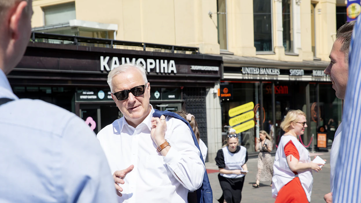 Presidentiksi ehdolla oleva Olli Rehn teloi itseään maanantaina. Kuva Helsingin keskustasta kesäkuulta.
