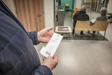 Terveyskeskuskäyntien maksuihin voi saada huojennuksen tai perimättä jättämisen seitsemällä hyvinvointialueella, jos oma tai perheen toimeentulo vaarantuisi tai elatusvelvollisuus jäisi toteutumatta. Kuvituskuva.