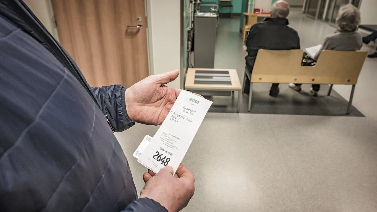 Terveyskeskuskäyntien maksuihin voi saada huojennuksen tai perimättä jättämisen seitsemällä hyvinvointialueella, jos oma tai perheen toimeentulo vaarantuisi tai elatusvelvollisuus jäisi toteutumatta. Kuvituskuva.