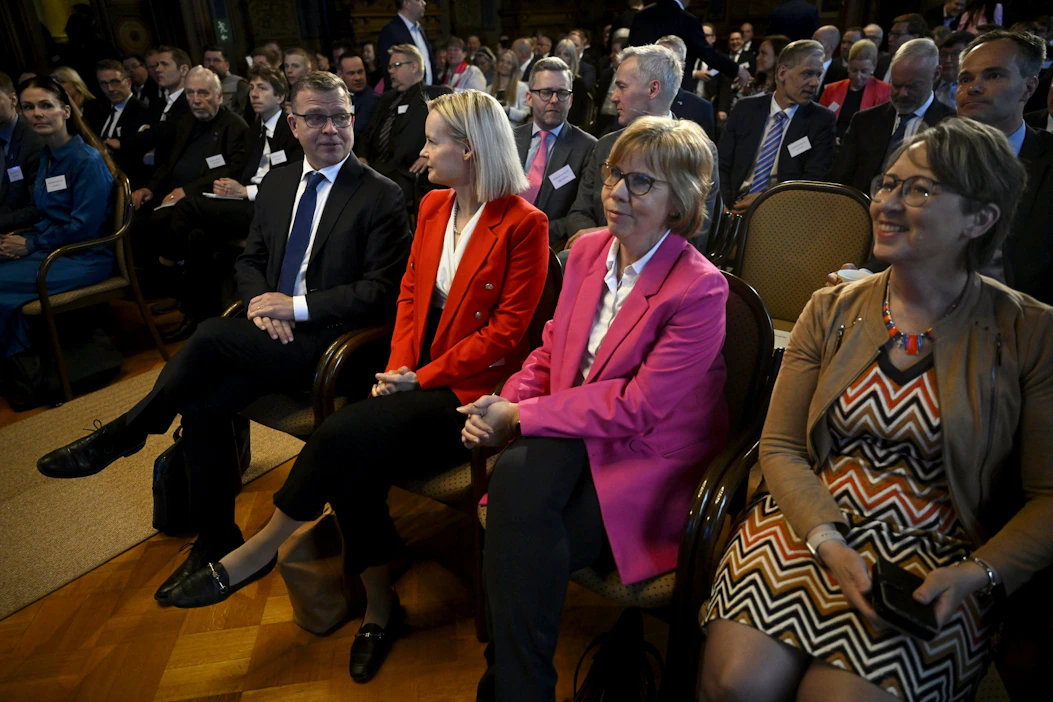 Kokoomuksen puheenjohtaja Petteri Orpo, perussuomalaisten puheenjohtaja Riikka Purra, RKP:n puheenjohtaja Anna-Maja Henriksson ja KD:n puheenjohtaja Sari Essayah hallitusneuvotteluiden avausseminaarissa Säätytalolla. LEHTIKUVA / Antti Aimo-Koivisto.