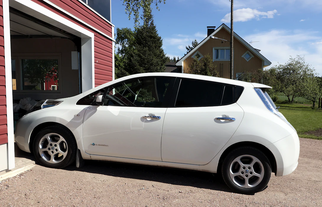 Kaksi viidestä maaseudulla asuvasta ei halua sähköautoa millään hinnalla. Kuvassa Nissan Leaf.