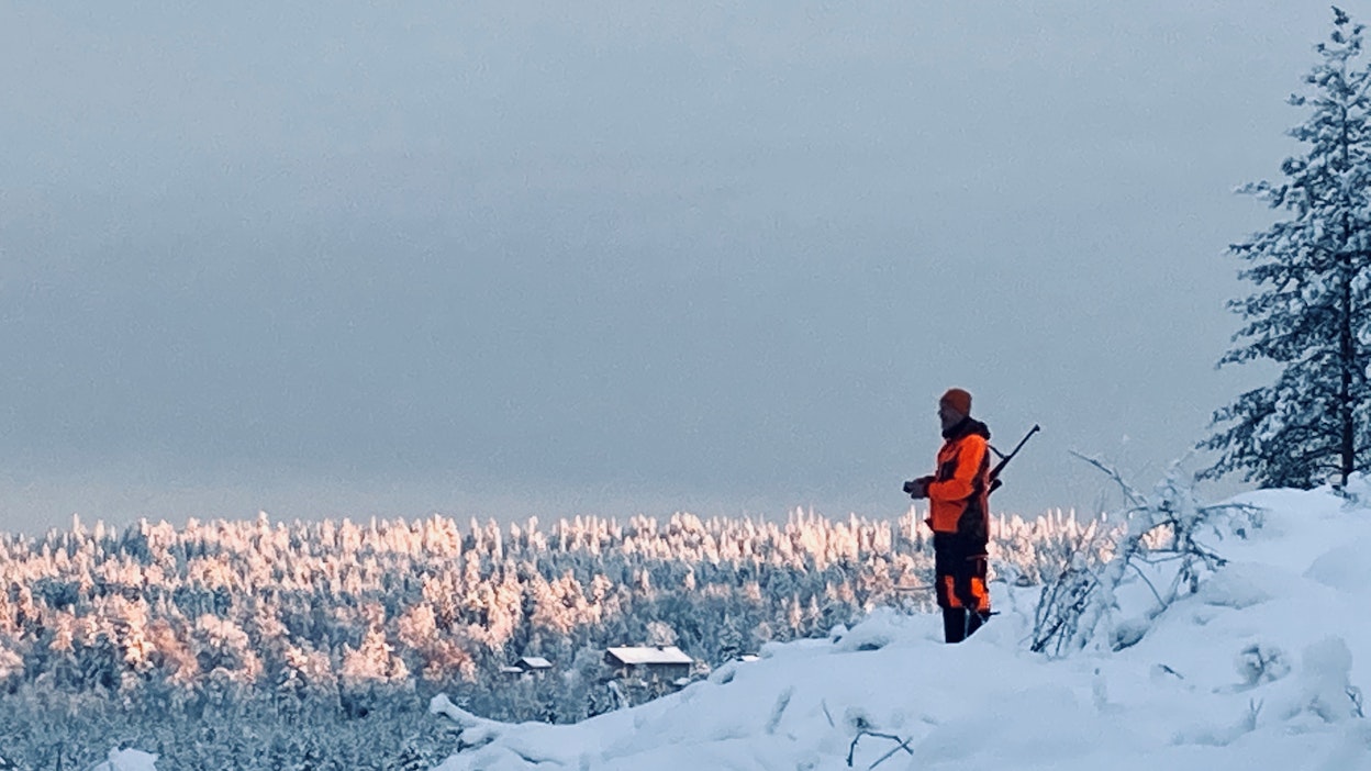 Luminen hiljaisuus. Talviaurinko valaisee selkosen hetkeksi, mutta se ei paljon passimiestä lämmitä.