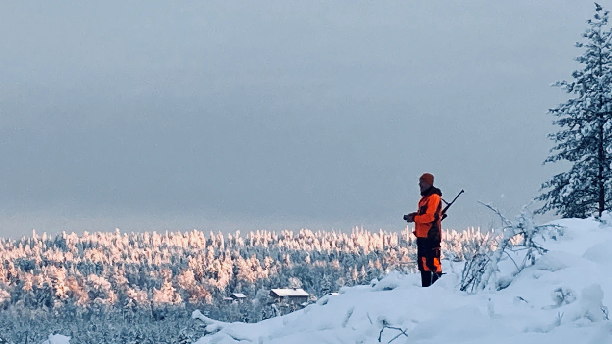 Luminen hiljaisuus. Talviaurinko valaisee selkosen hetkeksi, mutta se ei paljon passimiestä lämmitä.