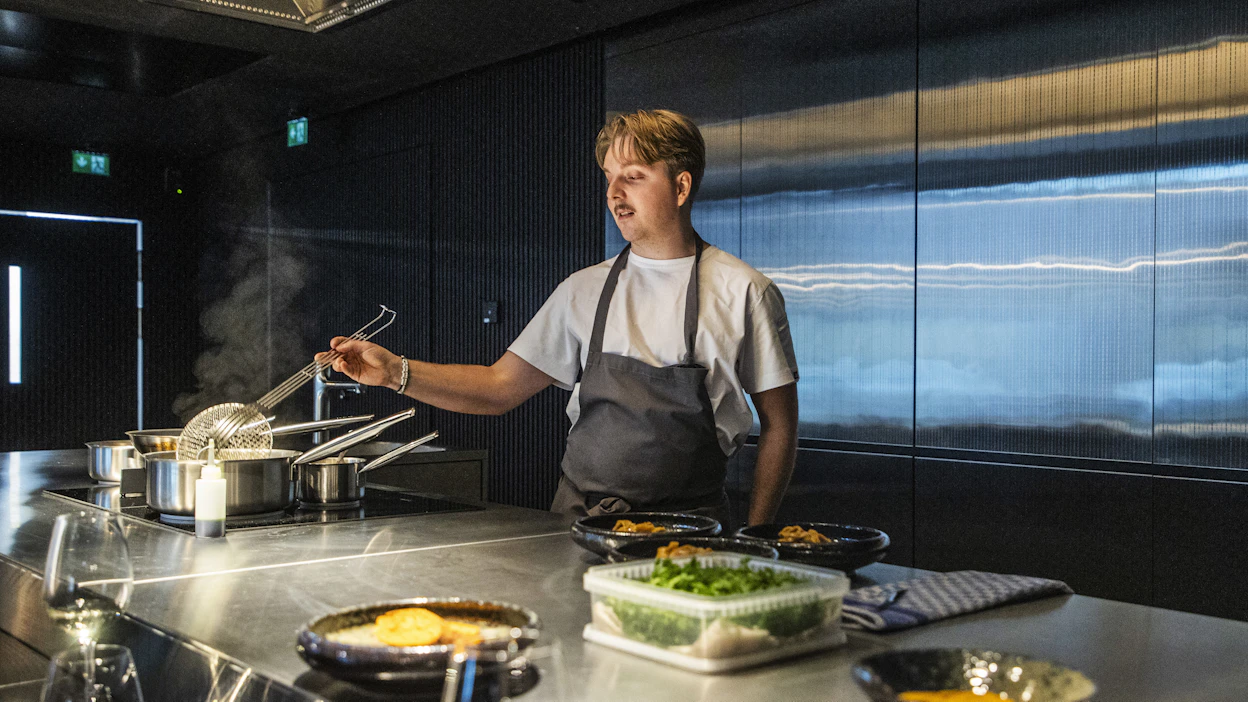 Keittiömestari Miikka Manninen testaa Solar Foodsilla soleiinin käyttöä eri ruokiin.