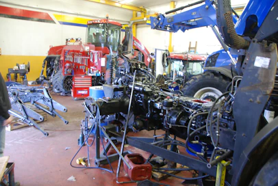 Haka Center huoltaa vastaisuudessa Case IH:n ja JCB:n traktoreita. Case IH:n huollosta onkin yrityksellä jo kokemusta. 