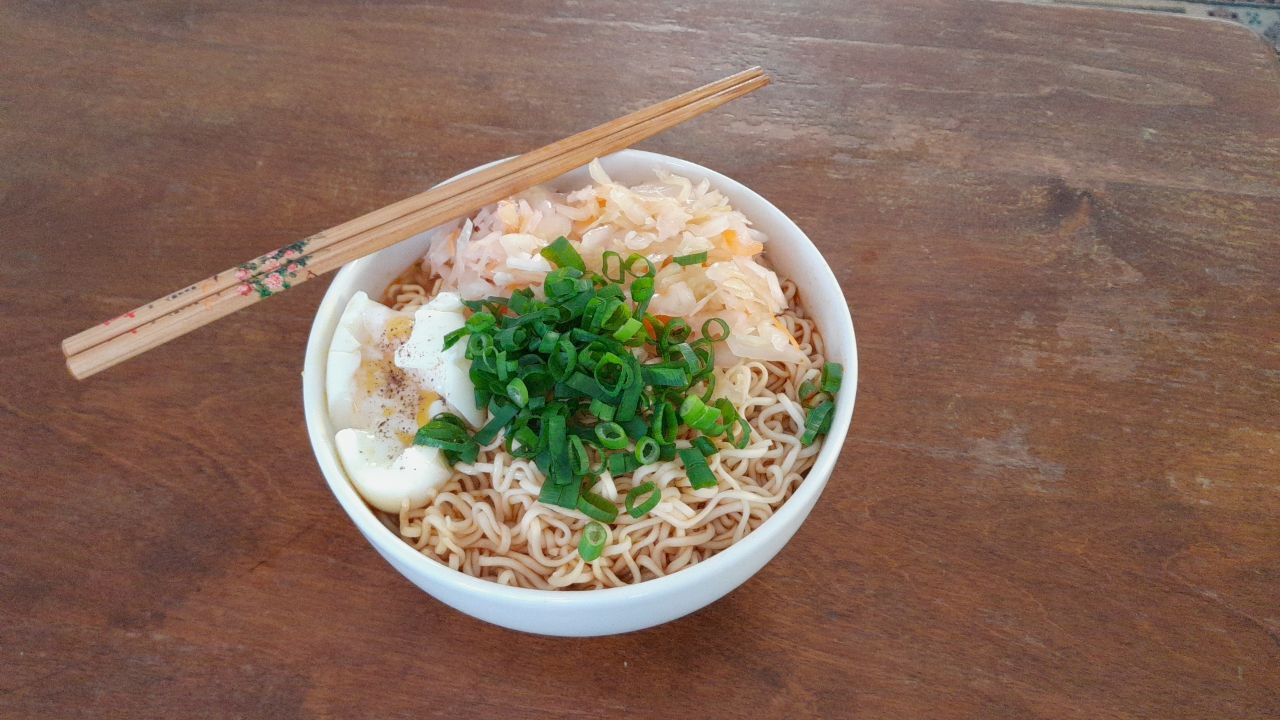 Pussinuudeleista saa ihan oikean aterian, kun mukaan lisää omia höysteitä. Kuvan annoksessa on nuudeleiden lisäksi hapankaalia, keitetty kananmuna ja kevätsipulia.