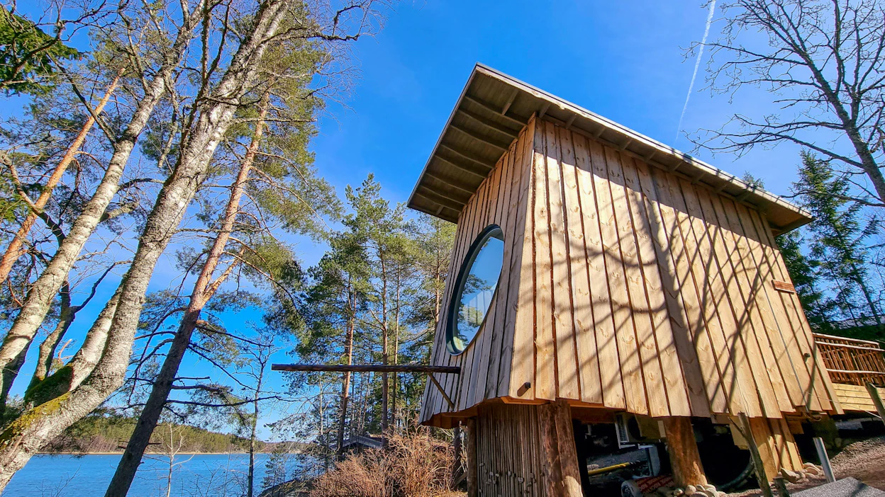 Idea pönttömajoitukseen tuli unessa, ja nyt suunnitelmissa on jopa 10 linnunpöntön kokonaisuus.