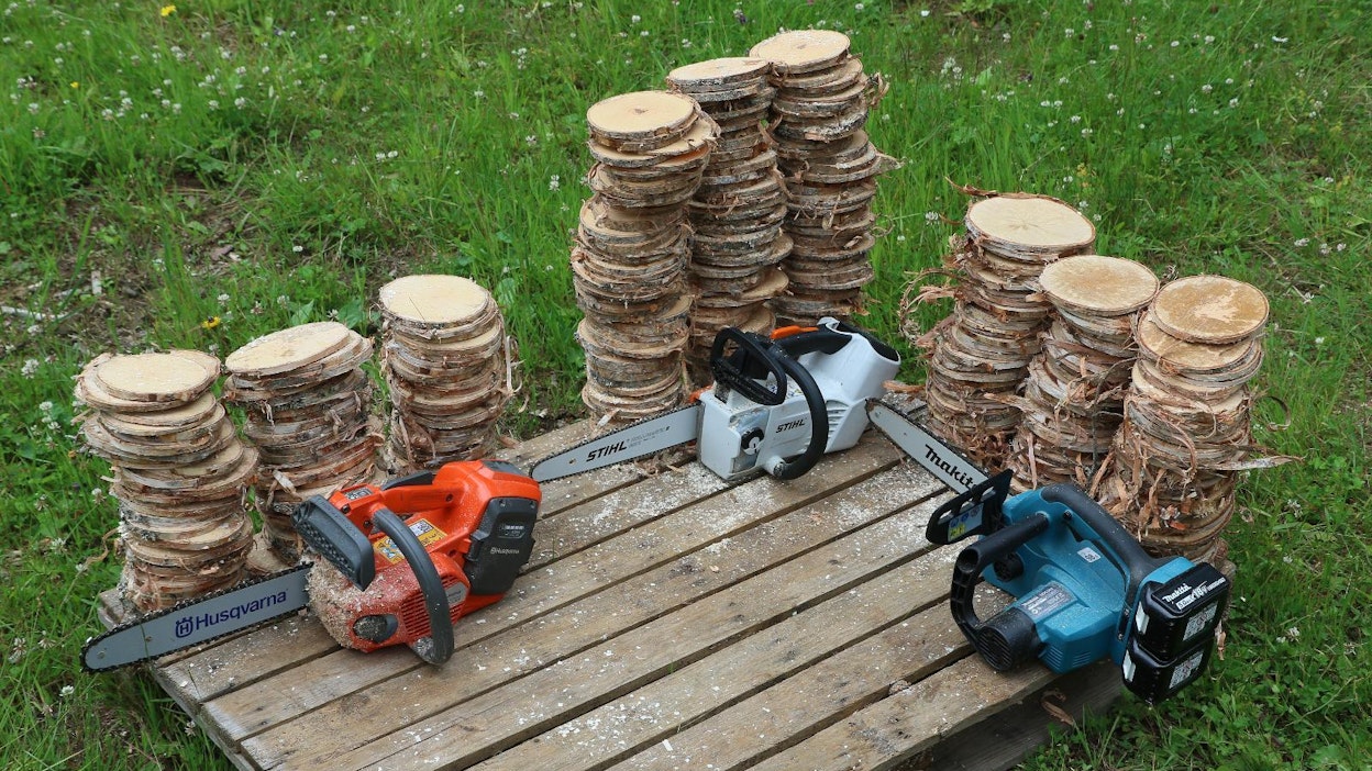 Täysteholla sahattaessa Husqvarnan korkeampi ketjunopeus ja järeämpi terävarustus vaikuttivat selkeästi akun kestävyyteen. Stihlin kapea ja tasaisemmin pureva ketju helpottavat sahan kuormitusta. ECO -asetuksella Husqvarna ohitti Makitan.
