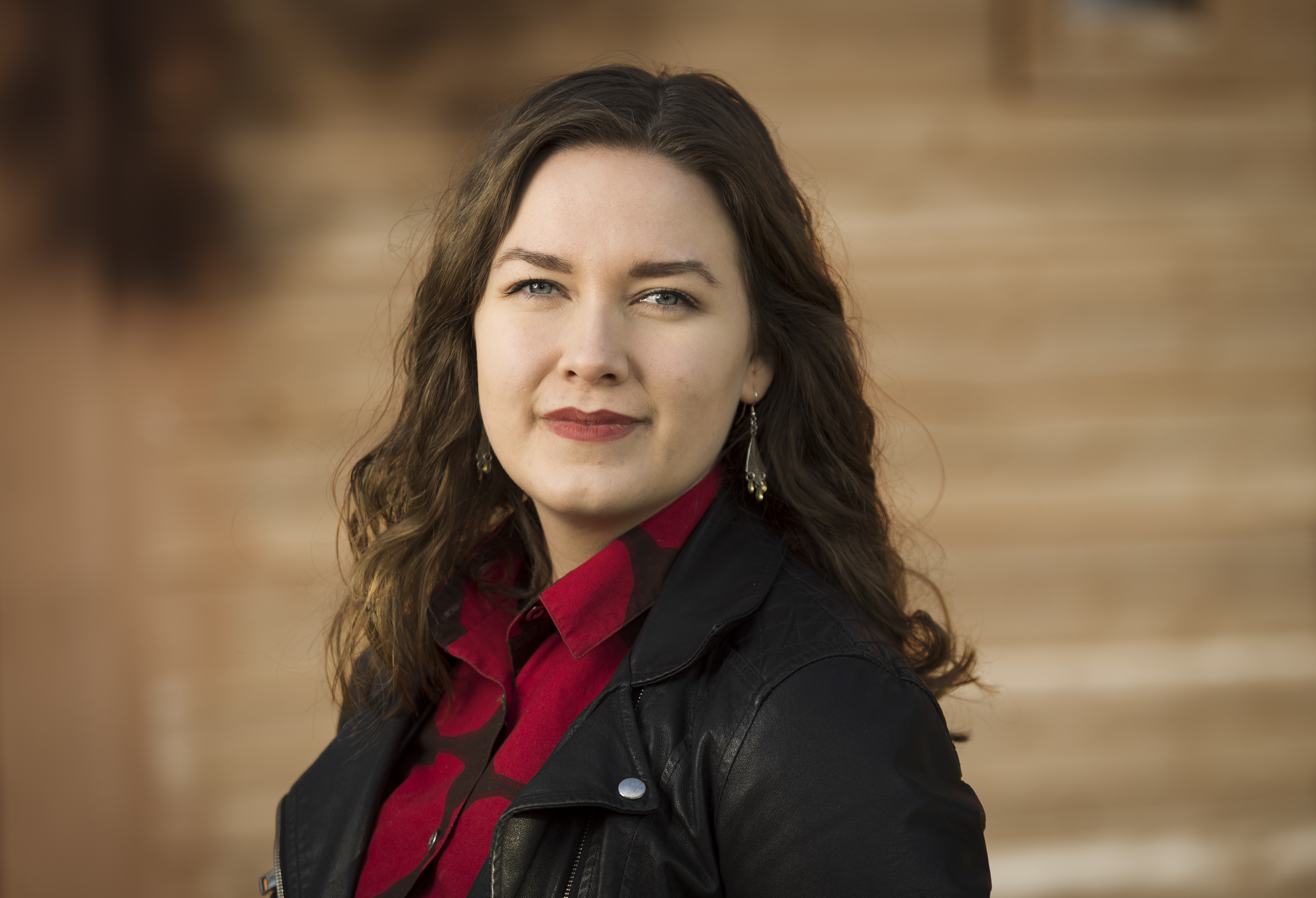 Keskustan kansanedustaja Olga Oinas-Panuma on seurannut huolestuneena mustavalkoista keskustelukulttuuria ja jakolinjoja, joita yhteiskunnassa näyttää syntyneen.