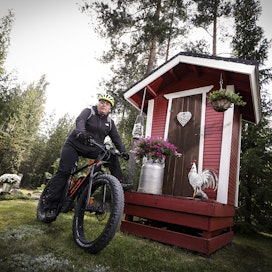 Jyrki Kokko innostui Saariselällä sähköpyöräilystä ja hankki oman. Parin vuoden aikana hän on etsinyt maitolaitureita Keski-Suomessa päästäkseen ”sohvalta pois”.