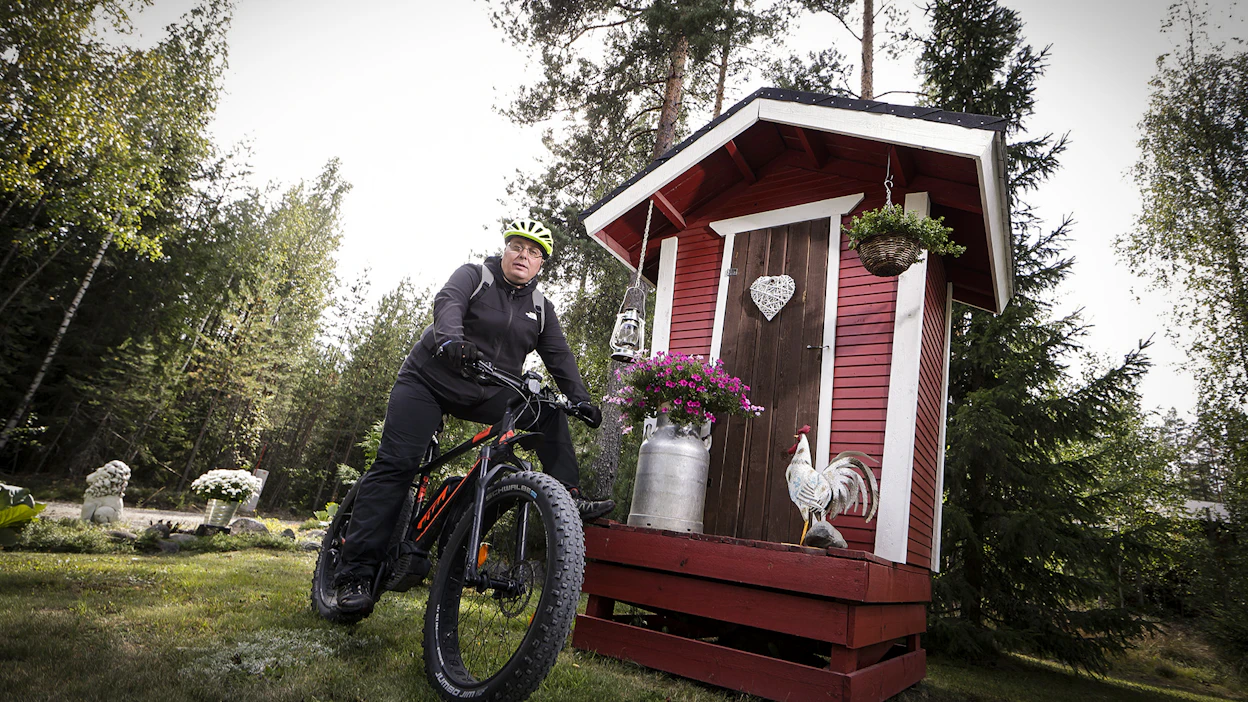 Jyrki Kokko innostui Saariselällä sähköpyöräilystä ja hankki oman. Parin vuoden aikana hän on etsinyt maitolaitureita Keski-Suomessa päästäkseen ”sohvalta pois”.