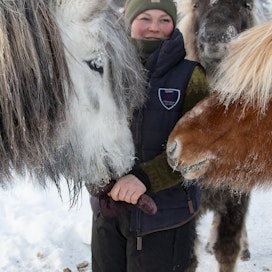 Talliyrittäjä Mirjami Nahkalan mielestä hevostenkäsittelyn taitoa on tärkeää sisällyttää myös ratsastustunteihin. 