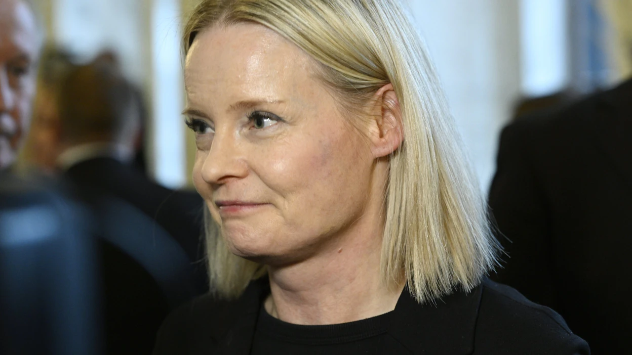 Valtiovarainministeri Riikka Purra (ps.) suhtautuu varauksella ajatukseen parlamentaarisesta yhteistyöstä taloustilanteen parantamiseksi. Lehtikuva / Heikki Saukkomaa.