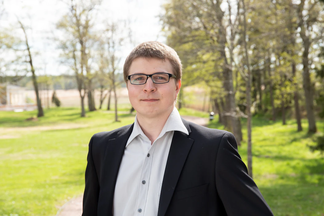 Maajussi-Arholla tunnelmat ovat hieman väsyneet farmiviikon alkajaisiksi, sillä lehmät ovat poikineet paljon.