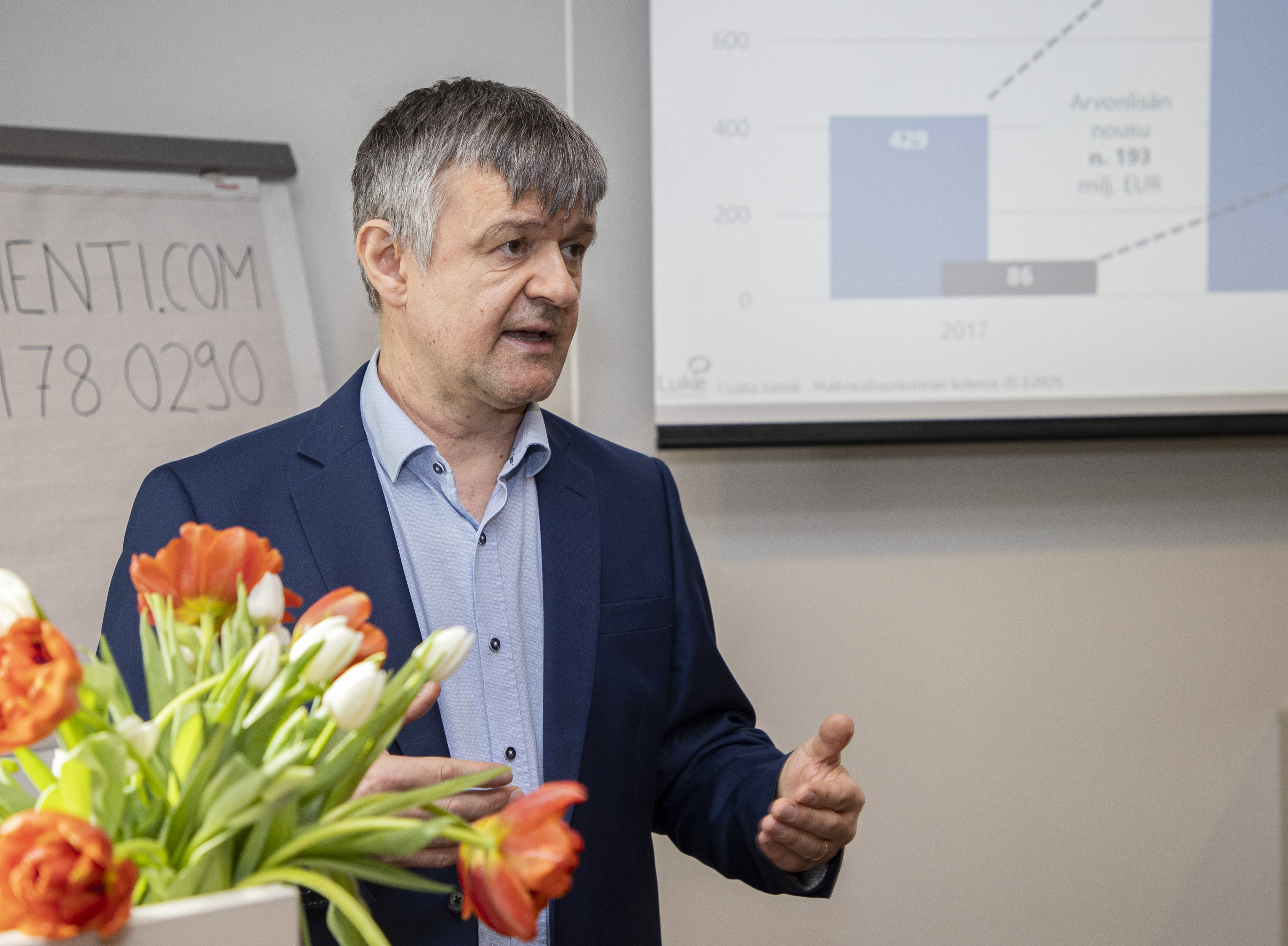 Luonnonvarakeskuksen erikoistutkija Csaba Jansik avasi maitosektorin tulevaisuuden näkymiä maitovaltuuskunnan kevätkokouksessa. 