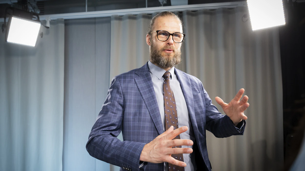 Budjettipäällikkö Mika Niemelä valtiovarainministeriöstä peräänkuuluttaa miljardiluokan uusia leikkauksia, jotta Suomen valtiontalous saataisiin tasapainoon.