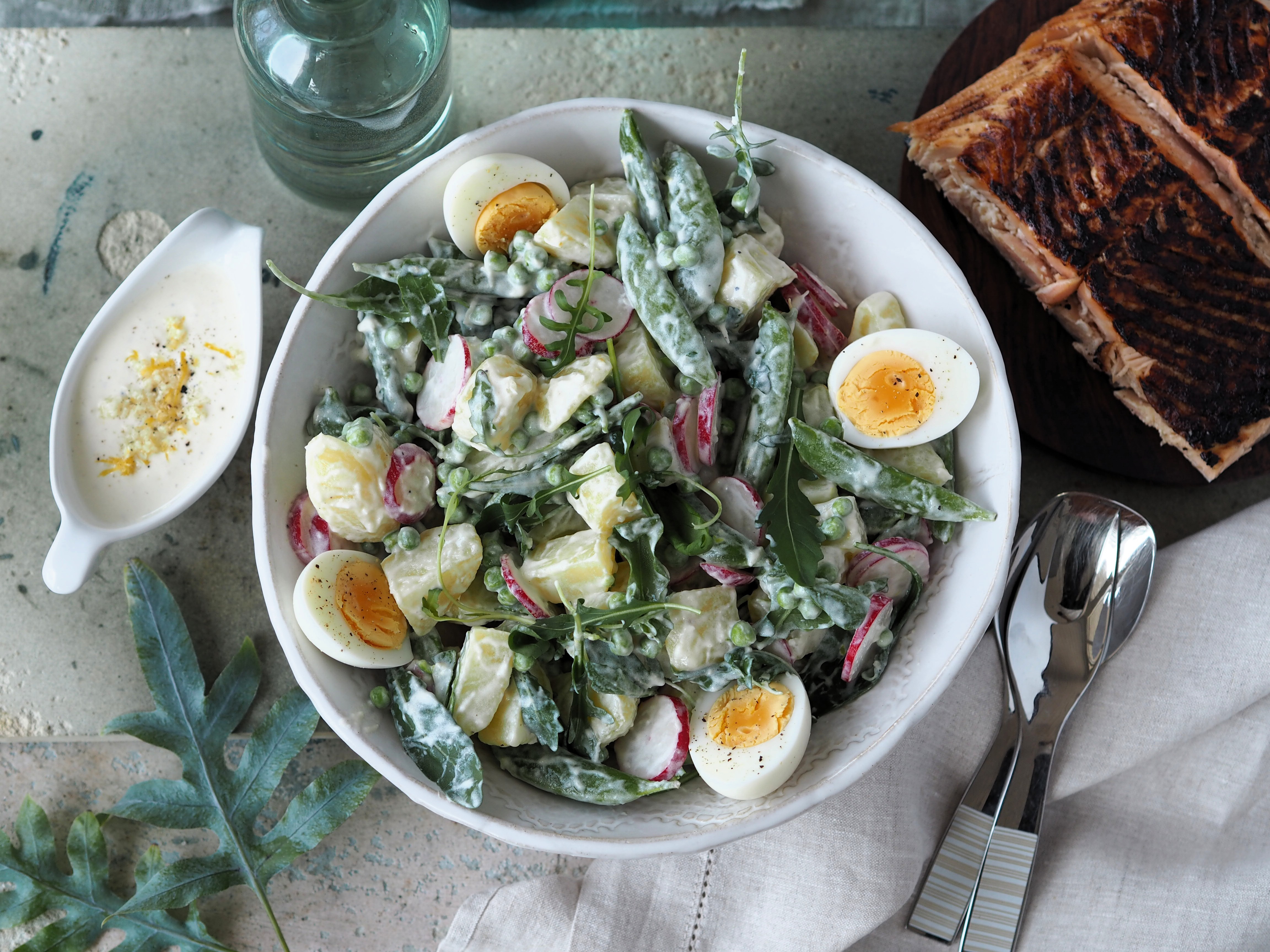 Perunasalaatti piristyy piimäkastikkeella, johon raastetaan reippaasti kirpeää piparjuurta ja raikasta sitruunankuorta. Tarjoa salaatin kanssa loimu- tai savulohta. Kastike sopii myös sellaisenaan kalaruoille.