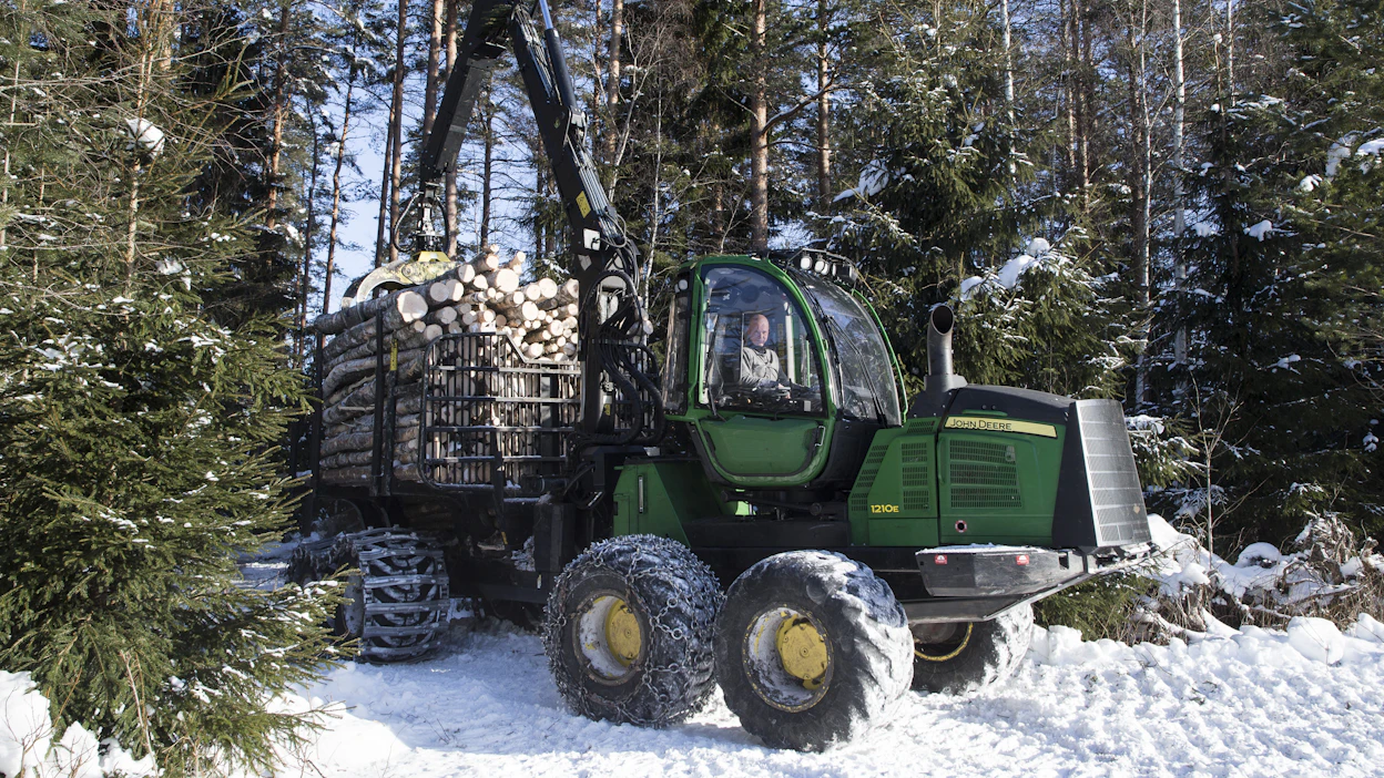 Talviteitä hyödynnetään siellä, minne metsäautotietä ei kannata rakentaa. Kuvituskuva.