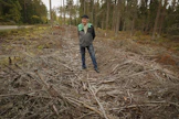 Risto Hurme ihmettelee, miksi oksat on puitu ajouralle kantavalla maalla.