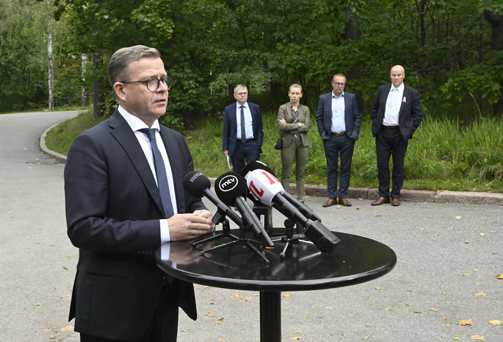 Pääministeri Petteri Orpo kommentoi Kesärannan edustalla aamupäivän keskusteluja. Taustalla kuuntelevat KT:n toimitusjohtaja Markku Jalonen (vas.), Akavan puheenjohtaja Maria Löfgren, SAK:n puheenjohtaja Jarkko Eloranta ja STTK:n puheenjohtaja Antti Palola. LEHTIKUVA / Markku Ulander.