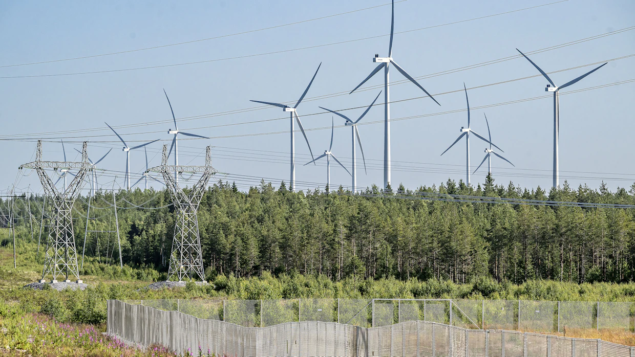 MTK pitää riittämättömänä korvaustasoa, jota sähkönsiirtolinjojen alle jäävistä maista maksetaan. Kuvassa eteläpohjalaista uusiutuvan energian tuotantoa.