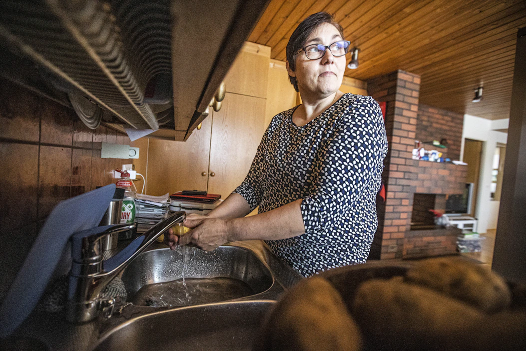 Päivi Hyyti on nuoresta pitäen tottunut pitämään kotitilansa langat käsissään. Ainoana lapsena vastuu tilanpidosta oli iso. Sairauden takia raskaampia työtehtäviä on automatisoitu ja siirretty ulkopuolisille työntekijöille.