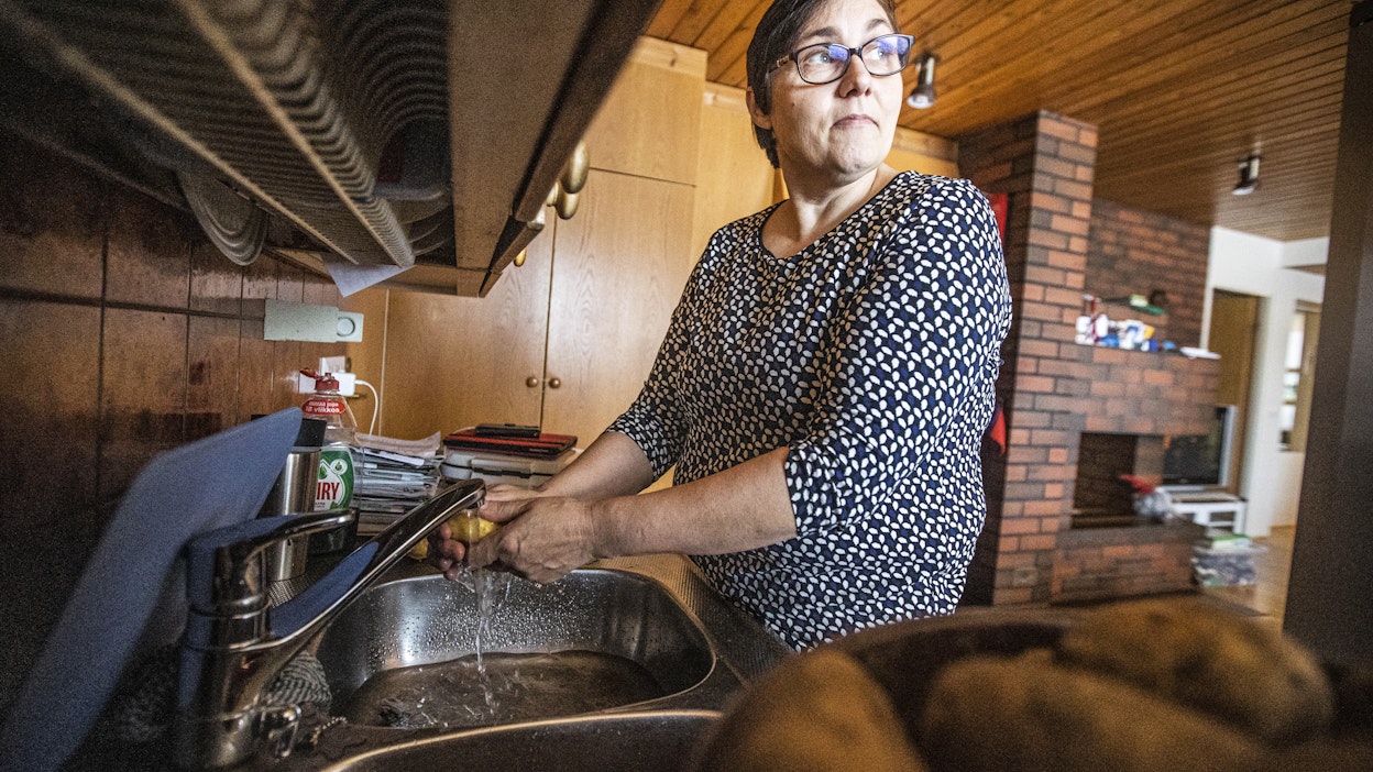 Päivi Hyyti on nuoresta pitäen tottunut pitämään kotitilansa langat käsissään. Ainoana lapsena vastuu tilanpidosta oli iso. Sairauden takia raskaampia työtehtäviä on automatisoitu ja siirretty ulkopuolisille työntekijöille.