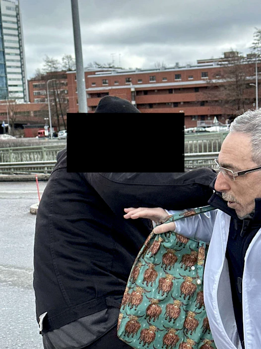 Kokoomuksen kansanedustaja Ben Zyskowicz joutui hyökkäyksen kohteeksi lauantaina Helsingin Itäkeskuksessa ennen puoltapäivää. LEHTIKUVA / Ben Zyskowiczin kampanjatiimi.
