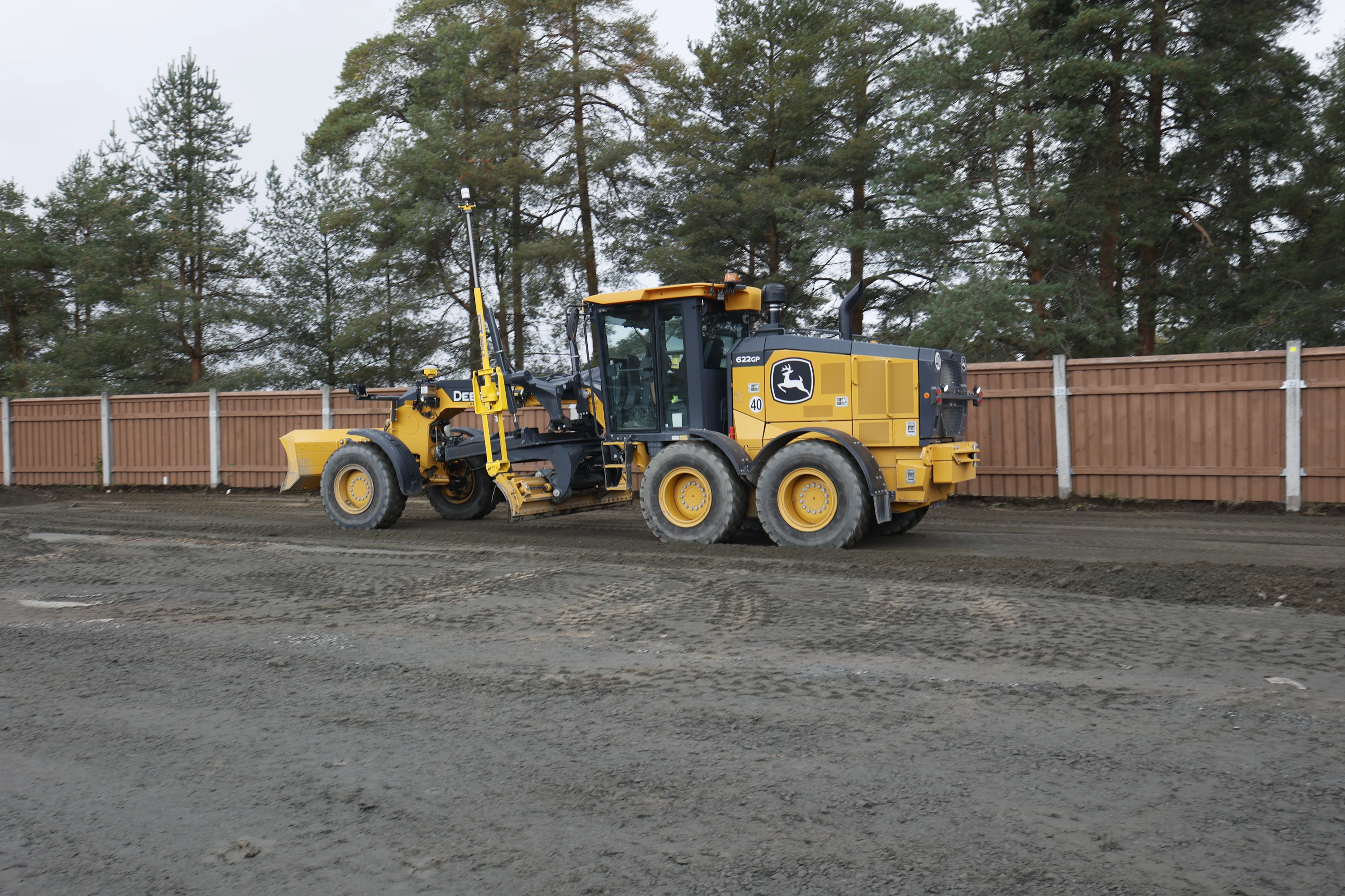 John Deere 622GP vetää kaikilla kuudella renkaalla. Suurin siirtonopeus on 45,5 km/h. Höyläämiseen on oma työalueensa. Kääntöympyrän säde on 7,21 metriä.