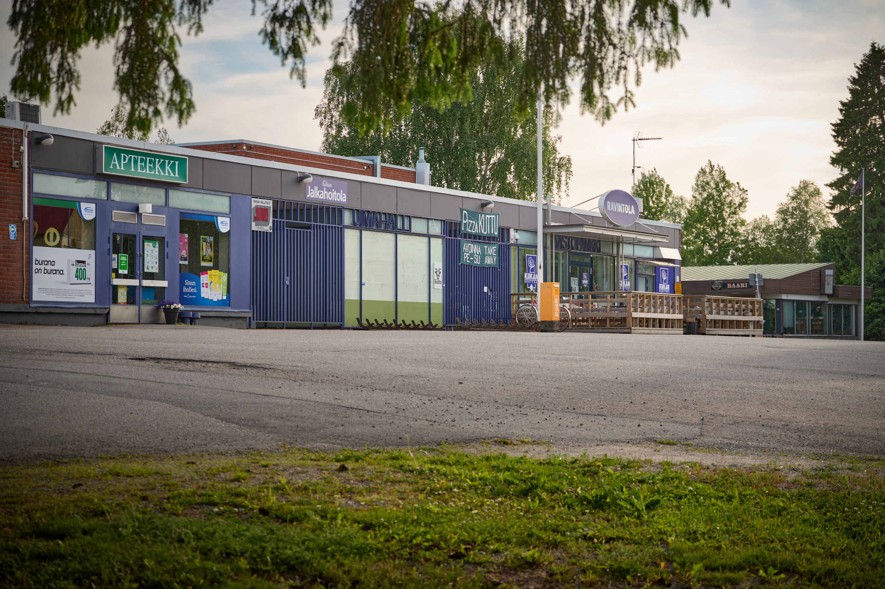 Hallitalossa toimivat nyt apteekki, parturi, jalkahoitola, pizzeria ja anniskeluravintola.