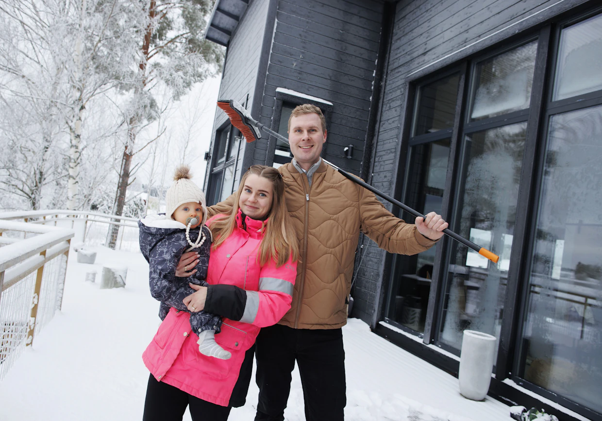 Iida ja Sebastian Toukola rakensivat itse suunnittelemansa modernin omakotitalon Liljevikin tiluksille. Perhe asuu nyt Emil-poikansa kanssa päärakennuksessa ja taloa vuokrataan Liljevikin lomahuvilat -brändin alla.