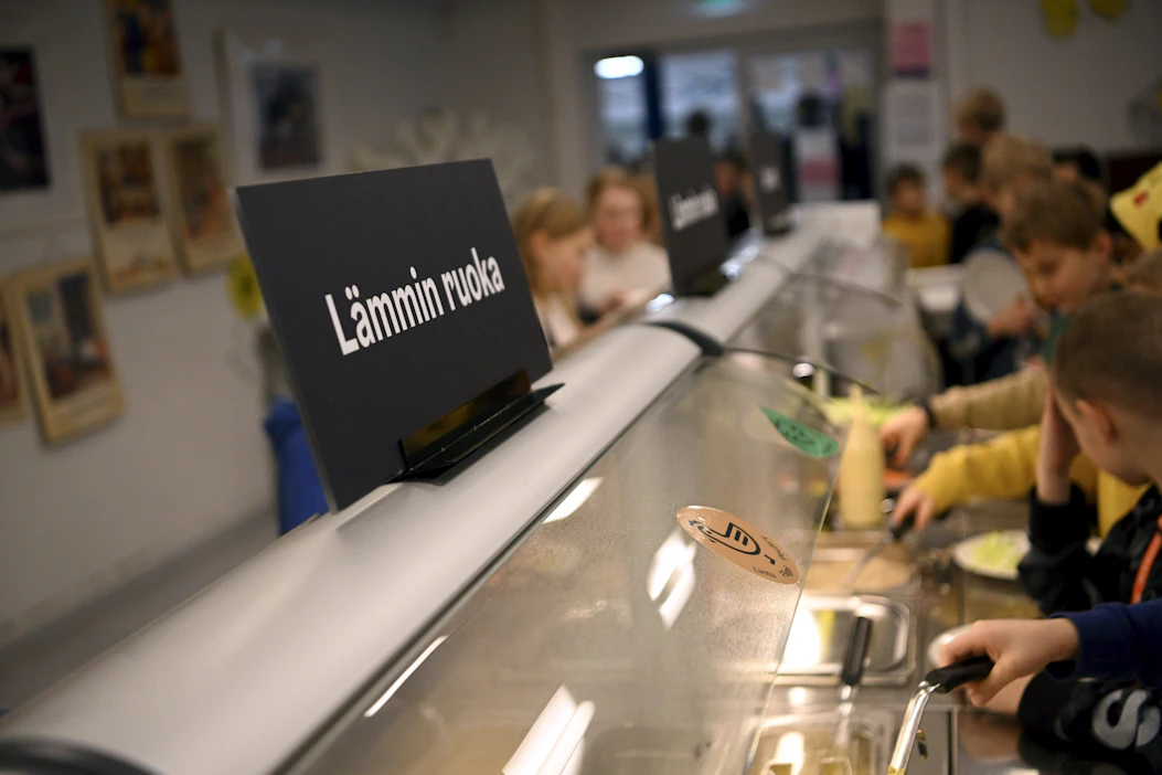 Aloitteessa esitetään, että lapsille tarjottava ruoka kaikissa perusopetuksen ja varhaiskasvatuksen laitoksissa olisi ultraprosessoimatonta. Arkistokuva. LEHTIKUVA / Antti Aimo-Koivisto.