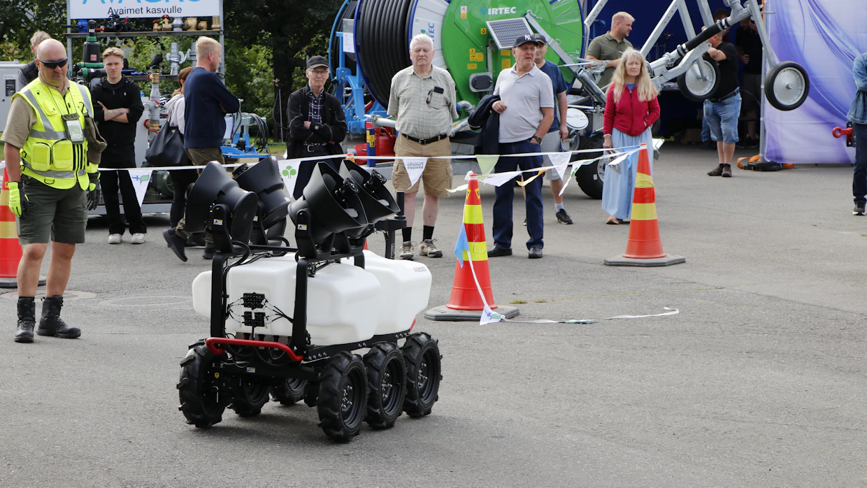 Mtech digital solutionsin autonominen ruiskutusrobotti työskentelee ennalta määritetyllä reitillä itsenäisesti ja osaa väistää mahdollisia esteitä.
