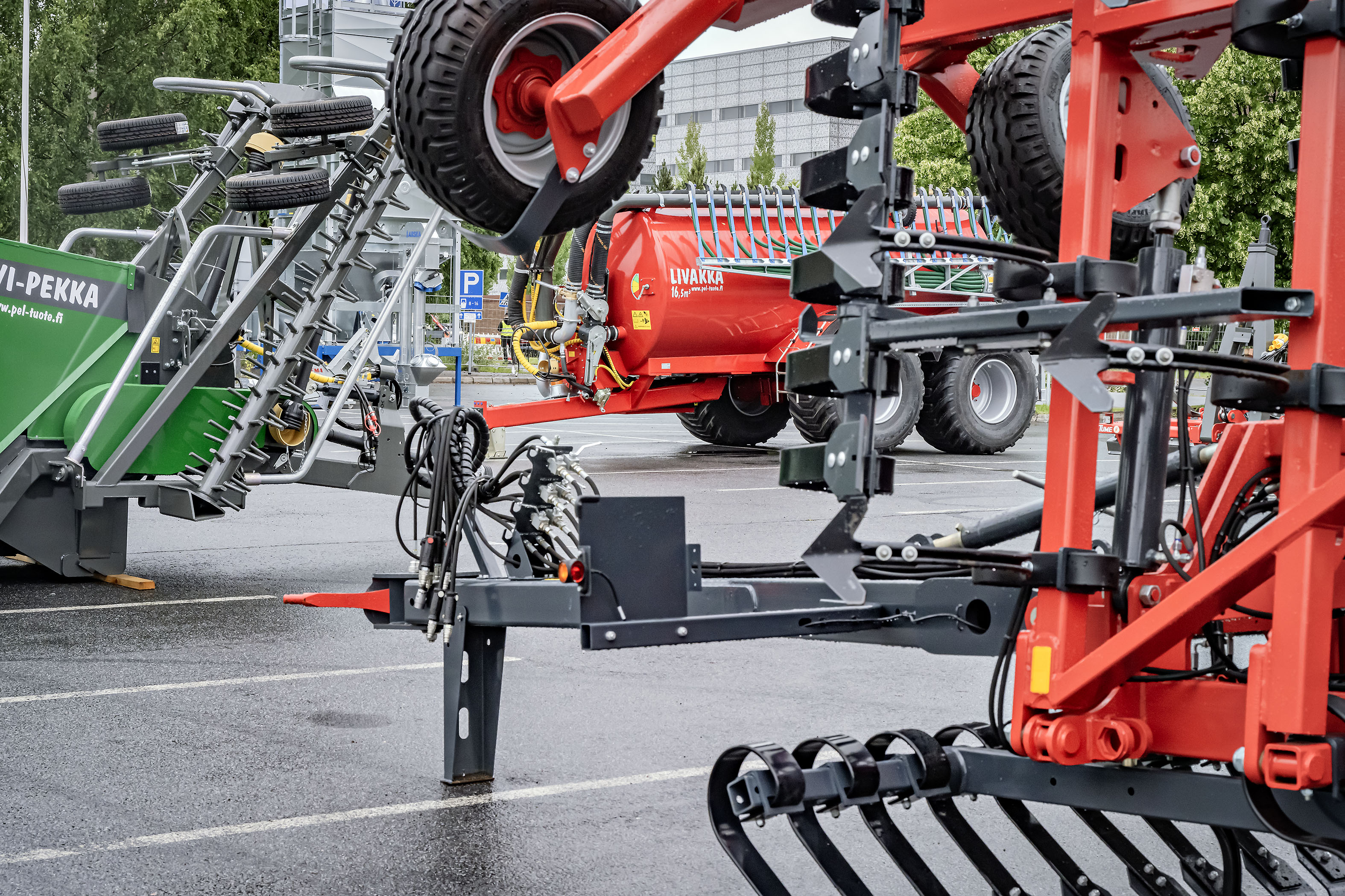 Peltotyökoneiden hankinta lähivuosina kiinnostaa 22 prosenttia viljelijöistä ja traktorin hankinta 12 prosenttia.