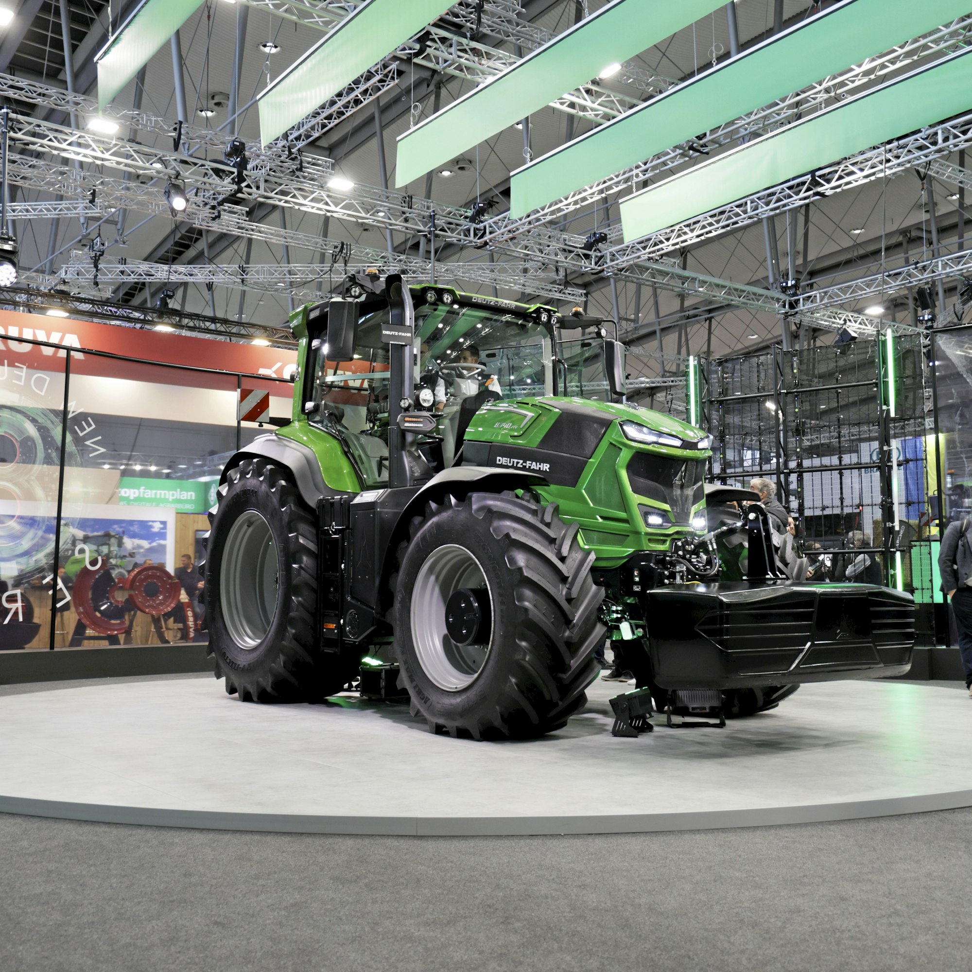 Deutz-Fahrin 8-sarja uudistuu täysin. Moottoritoimittajaksi vaihtuu FPT, portaattomat 60 km/h voimansiirrot tulevat ZF:ltä. Uusi SigmaVision-ohjaamo on aiempaan verrattuna 20 cm leveämpi ja pidempi, myös sisustaa ja hallintalaitteita on uudistettu perusteellisesti. Kahden uuden mallin moottorit tuottavat 313 tai 340 hevosvoiman maksimitehon.