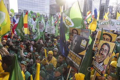 Maanviljelijät osoittivat joulukuussa mieltään Brysselissä joulukuussa. Vihan kohteena olivat laskeva maatalousrahoitus ja Mercosur-sopimus.