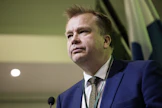 Keskustan puheenjohtaja Antti Kaikkonen kritisoi puheessaan muun muassa hallituksen puoliväliriihen veropäätöksiä. Arkistokuva. LEHTIKUVA / Roni Rekomaa. 