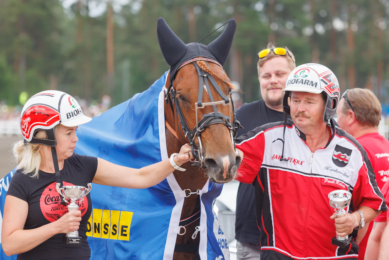 Pauli ja Laura Raivio juhlimassa Vale-Ellin pikkukunkun voittoa Killerin toissa vuoden Kuninkuusraveissa. Mukana myös Lauran puoliso Antti-Heikki Puttonen.